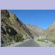 Strasse im Panj Tal, auf der anderen Flussseite ist Afghanistan