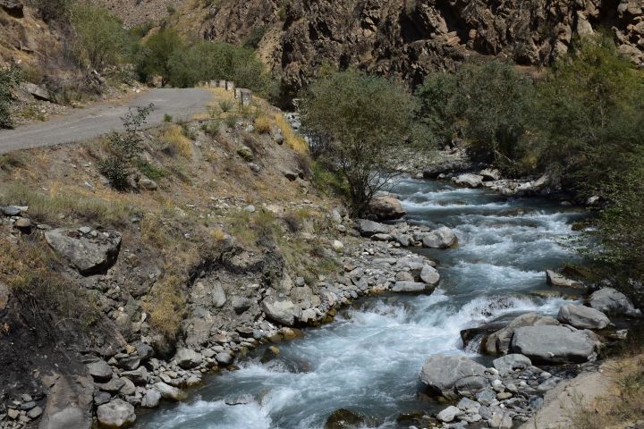 Panj bei Viskharv östlich von Khalaikum