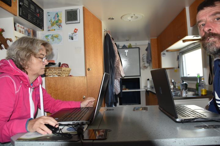 Isabella und Thomas am Laptop