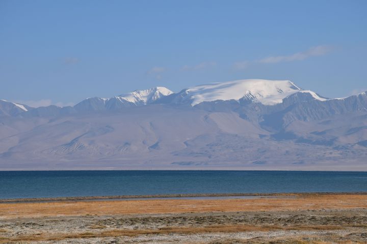 Unsere Aussicht über den See hinweg auf den imposanten 5’811m hohen Kon Chukurbaschi