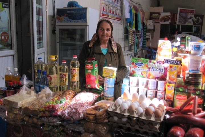 Marktfrau im Basar von Khorog