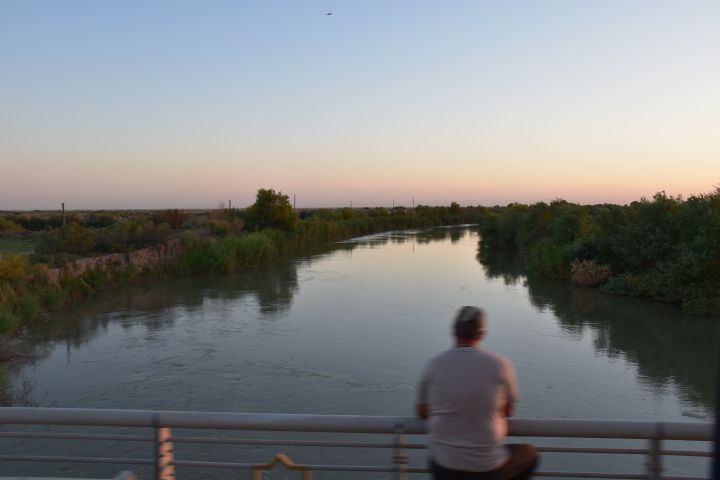 Einer der vielen Kanäle zur Bewässerung der Baumwollfelder