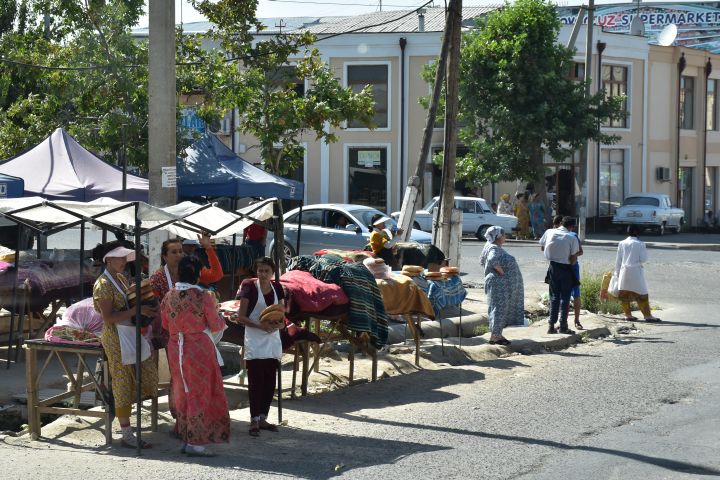 Brotverkäuferinnen am Strassenrand