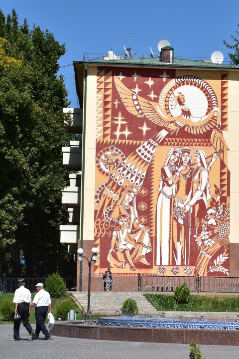 Grossflächiges Gemälde aus Sovjetzeiten an einer Hauswand in Samarkand