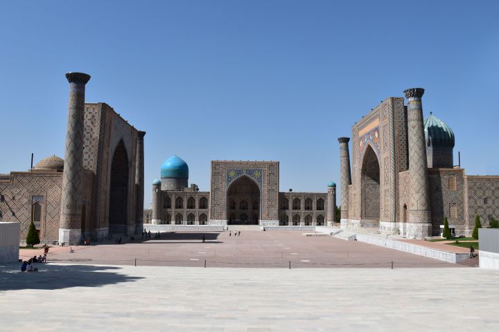 Registan mit (v.l.n.r.) Ulug Beg Medrese, Tilla Kori Medrese und Sher-Dor Medrese