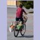 Junge auf Fahrrad mit einer Ladung Brote zur Auslieferung