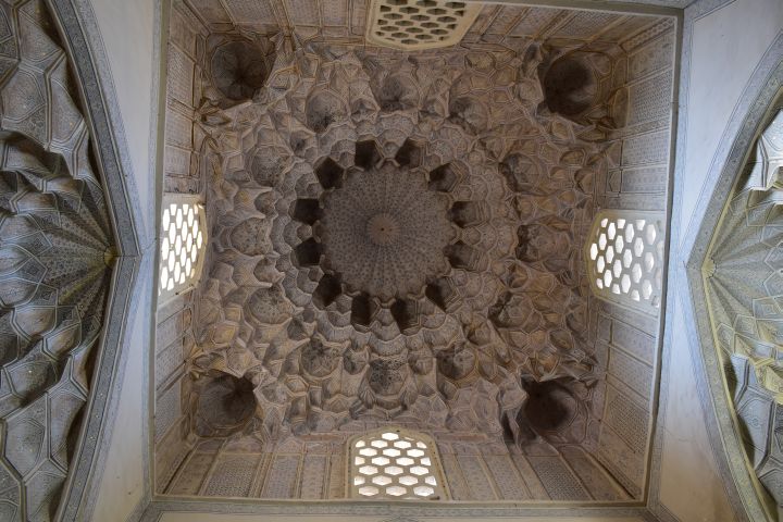 Das Innere der Kuppel des Kazizadeh Rumi Mausoleums am Shah-i Zinda