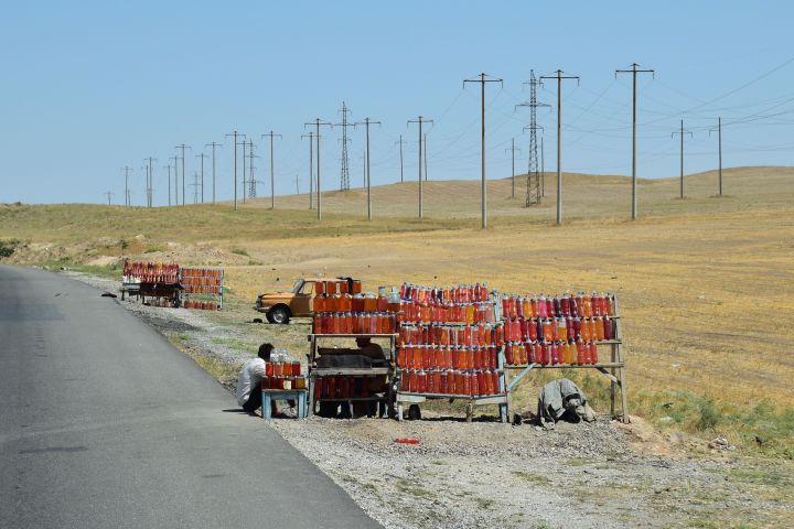 Hier wird am Strassenrand eine unbekannte Flüssigkeit verkauft