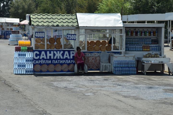 Verkaufsstände gleich nach der Brücke