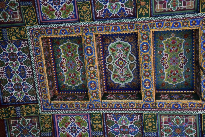 Bemalte Holzdecke im Khan Palast