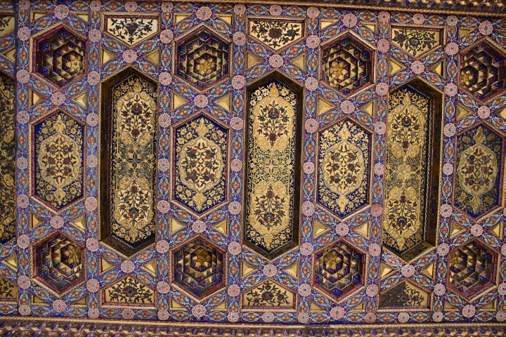 Bemalte Holzdecke im Khan Palast