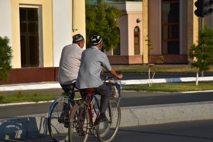 Zwei ältere Herren unterwegs mit dem Velo in Kokand