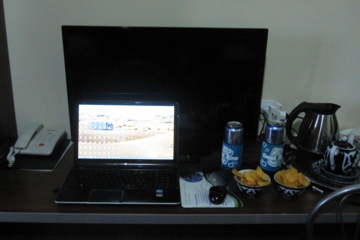 Stillleben mit Laptop, Maus, Bier und Chips