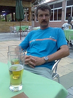 Thomas beim Bier im Restaurant Embala in Lobito
