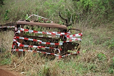 Ungesichertes Fahrzeugwrack am Pistenrand