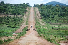 Piste vor Cacula, wo eine neue Teerstrasse beginnt