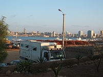 Obelix im Clube Naval de Luanda mit Skyline im Hintergrund