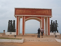 Thomas und der unerwünschte Guide am “Tor ohne Wiederkehr“ in Ouidah