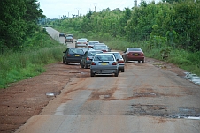 Stockcar-Rennen oder was? Konvoi von Importfahrzeugen kurz vor Ndali unterwegs in den Norden
