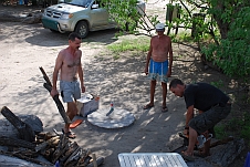 Men at work: Thomas mit unseren Nachbarn beim Holz zerkleinern
