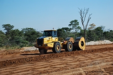 Strassenbaumaschine mit Anhänger