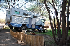 Wir stehen im Ngina Safaris Restcamp auf demselben Plätzchen wie im letzten Dezember