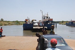 Fähre über den Gambia-Fluss bei Farafenni
