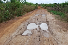 Löchrige Piste an die Grenze zu Angola