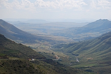 Die Strasse hinunter ins “Flachland“ von Lesotho
