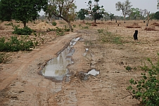 “Wasserpfützen“ auf der Piste nach Teriya Bugu