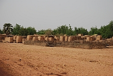 Dorf mit den üblichen Speicherhüttchen zwischen San und Djenné
