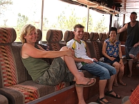 Crew (ganz links und ganz rechts) und zahlende Reisende des Overland-Trucks