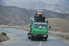 Oldtimer-Transport für die Filmstudios in Ouarzazate am Tizi-n-Tichka Pass