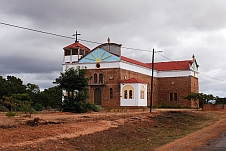 Kirche einige Kilometer nach Murrupula