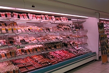 Wurstvitrine mit grossem Angebot im Checkers Supermarkt in der Maerua Mall