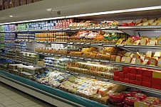 Käsevitrine mit grossem Angebot im Checkers Supermarkt in der Maerua Mall