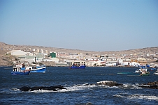 Der Hafen von Lüderitz bringt etwas Farbe in die Stadt