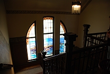 Farbiges Fenster im Treppenhaus der Villa Goerke