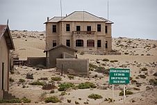 Blick auf ein Haus der Geisterstadt Kolmanskop