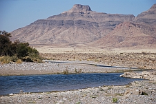 Der Tsauchab, der sich ins Sossusvlei ergiesst, einige Kilometer oberhalb des Sesriem Canyon