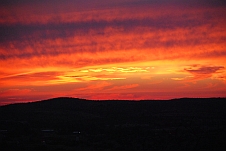 Ein typischer Windhoek-Abendhimmel: Von gelb über orangerot bis violet