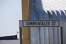 Simmenthalerstrasse-Schild im nördlichen Industriegebiet von Windhoek