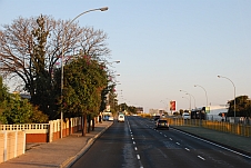 Auf dem Hosea Kutako Drive in Windhoek