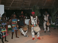 Hotel Le Karone bei Kafountine: Trommel- und Tanz-Darbietung von Einheimischen in ihrer farbeinfrohen Tracht