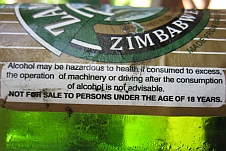 Auf der Bieretikette steht: “Alkohol kann bei übermässigem Konsum für die Gesundheit gefährlich sein, das Bedienen von Maschinen oder fahren nach Alkoholkonsum ist nicht ratsam“