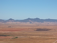 Blick vom Piekenierskloof über die mit Weizen bepflanzte Ebene