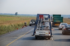 Ein Coca-Cola-Transporter hat auf der Autobahn nach Vereeniging einige Harassen verloren