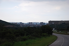 Pretoria bei der Anfahrt auf der R21 von Süden mit der “Talsperre“ der University of South Africa