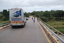 Touristen auf der Brücke über den Crocodile River beim Malelane Gate