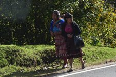 Indiofrauen unterwegs in der Nähe von Quetzaltenango